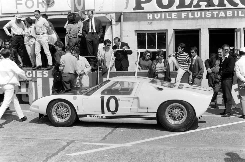 circuit de la sarthe, france june 21 bruce mclaren phil hill's ford motor company, ford gt40 during the 24 hours of le mans at circuit de la sarthe on june 21, 1964 in circuit de la sarthe, france photo by david phipps sutton images