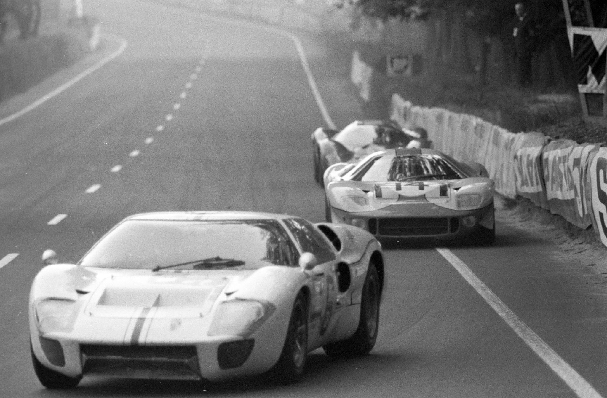 a mirage m1 at le mans ’67 tucked behind a gt40 mk ii