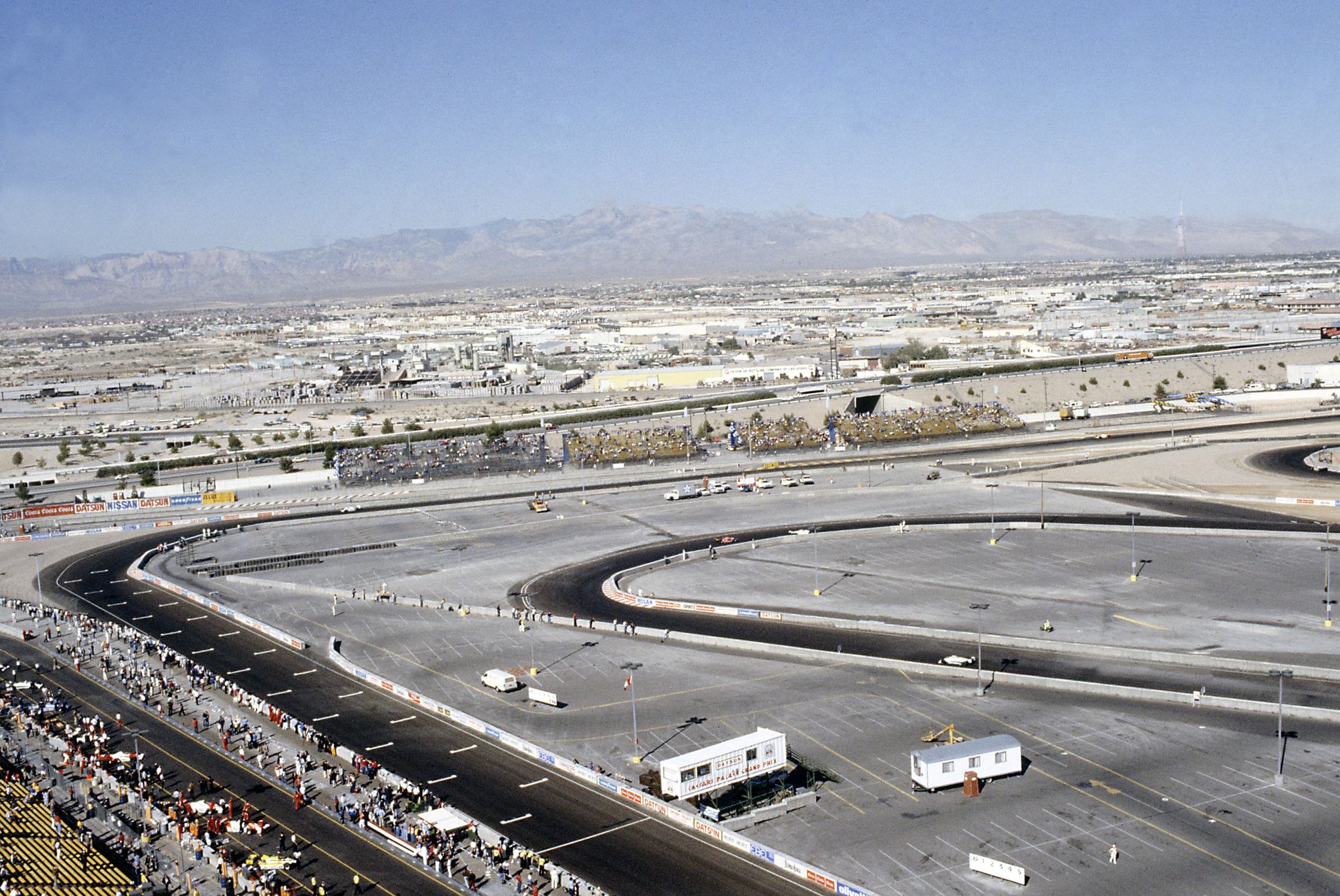1981 las vegas grand prix caesars palace, las vegas, nevada, usa 15 17 october 1981 the temporary pits and circuit in the car park of the caesars palace hotel and casino world copyright lat photographic ref 35mm transparency 81lv20