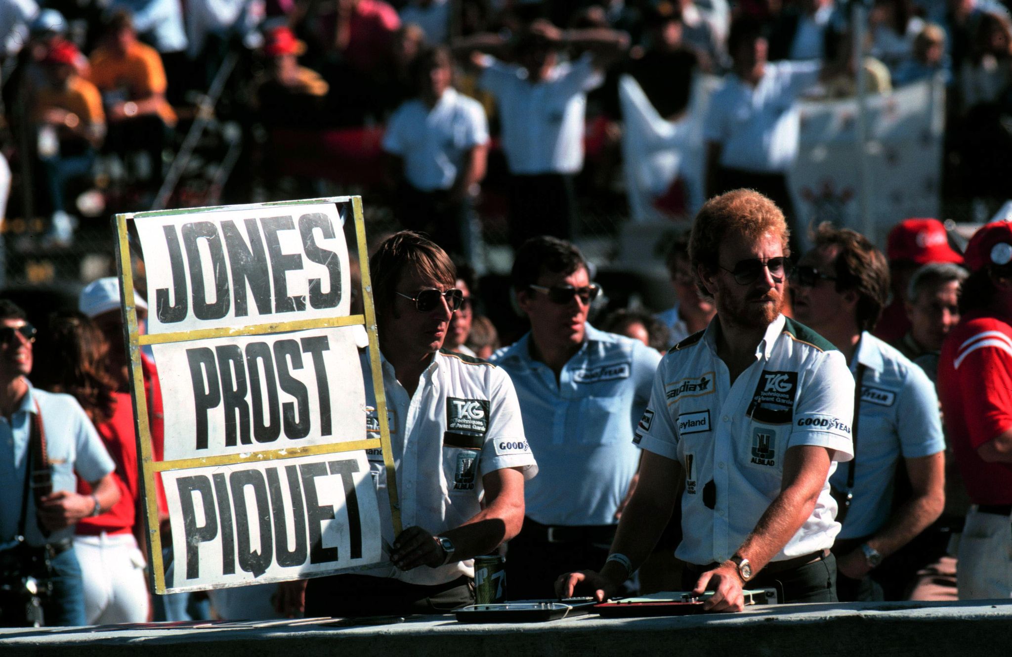 jeff hazell williams team manager holds the pit board informing carlos reutemann arg that as things stood he would not be world champion united states grand prix, caesars palace, las vegas, 17 october 1981