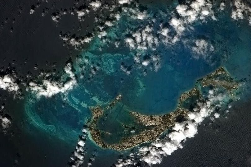 Het eiland Bermuda hier gezien vanuit het International Space Station is de afgesleten bovenkant van een oeroude vulkaan