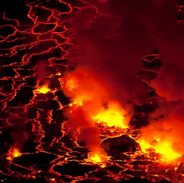 vulkaankrater met lava
