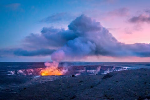 HAWAII VOLCANOES NATIONAL PARK HAWA  Voel de hitte uit het binnenste van de aarde tijdens een bezoek aan twee van de actiefste vulkanen ter wereld