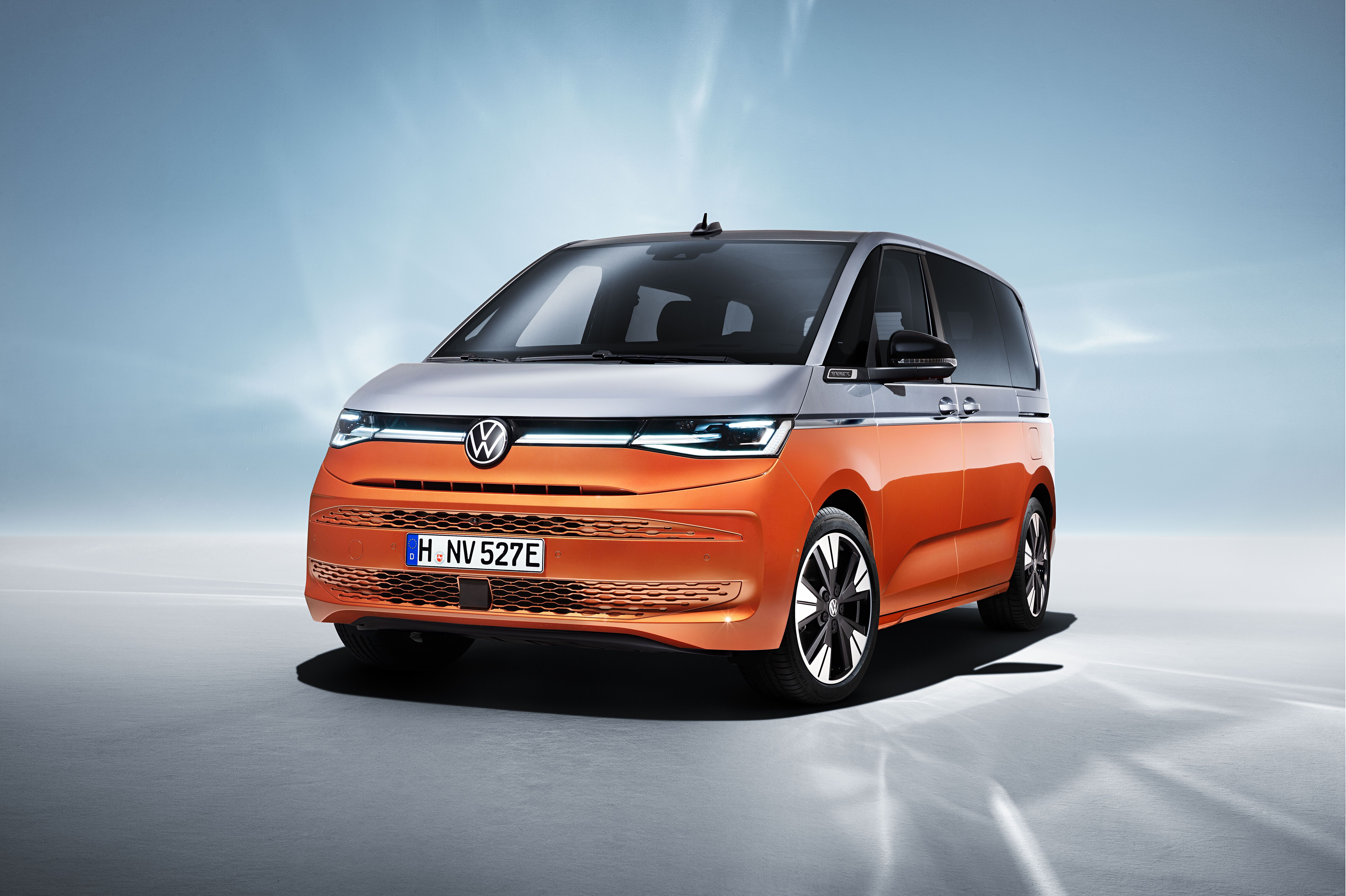 Verkoper bros succes Volkswagen's New Multivan Gets Hybrid Version, Cool-Looking Two-Tone Color  Scheme