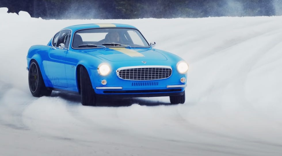 volvo p1800 cyan drift sobre nieve