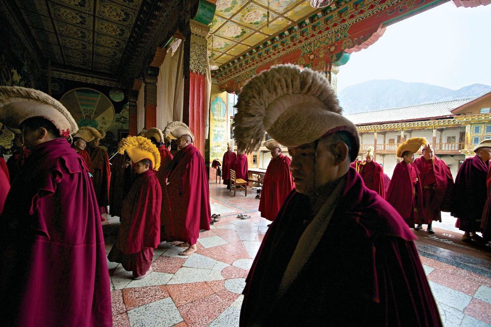 Boeddhistische monniken van de gelugpasekte Gele Hoed in het Dongzhulinklooster