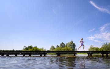 hardloper op een brug over water