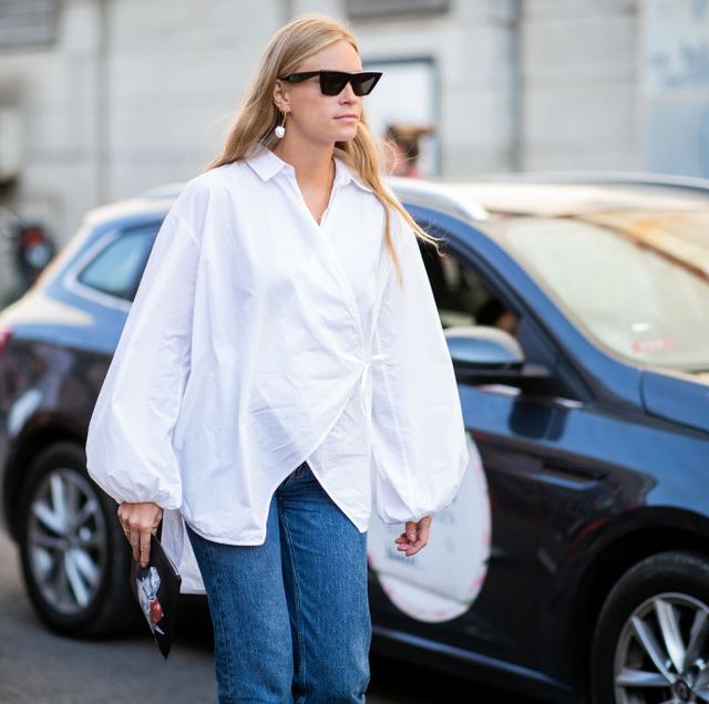 vrouw in witte blouse op straat