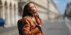 tamara kalinic met haar gezicht in de zon in parijs