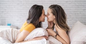 vrouwelijk koppel intiem in bed