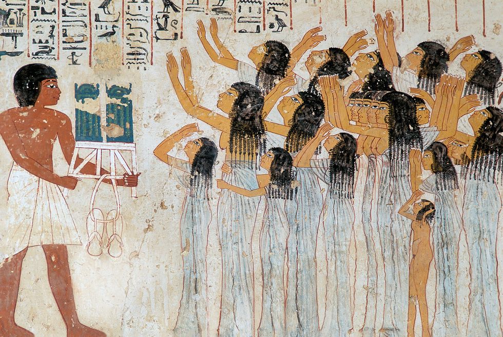 Schildering uit de tombe van de vizier Ramose in de Thebaanse Necropolis Abd ElQurna Op de schildering zien we een groep klaagvrouwen die de dood van de eigenaar van de tombe bewenen