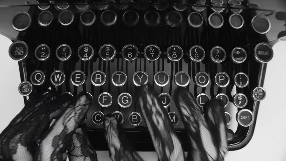 taylor swift's typewriter missing the 1