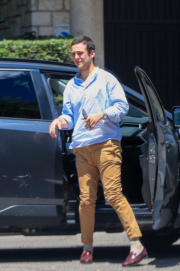 felipe juan froilan saliendo de un coche con un movil en la mano