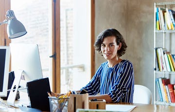 con unos sencillos tips podemos hacer que nuestro entorno laboral sea mucho más eco opta por el termo, la luz natural y las escaleras