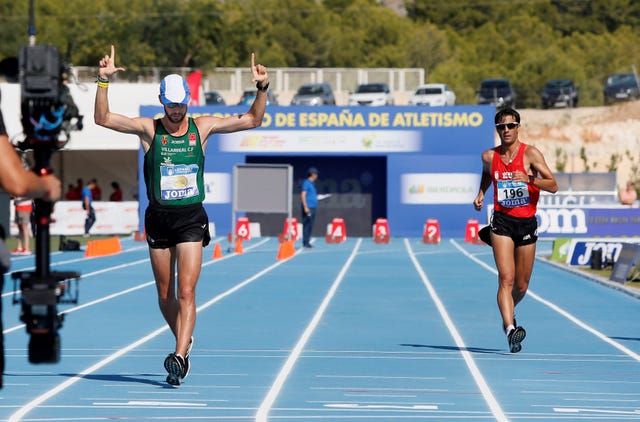 el marchador Álvaro martín gana los 10000m marcha del campeonato de españa de la nucía 2019 y alza los brazos por delante de miguel Ángel lópez