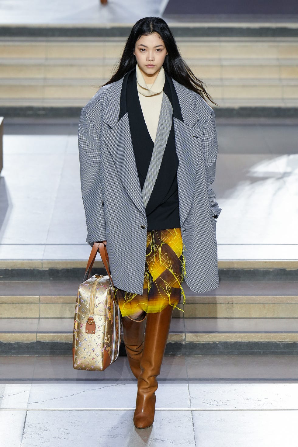 La colección de mujer Louis Vuitton FW23 inspira este editorial de moda