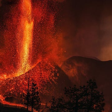 Onder vuur De spleten die in september 2021 ontstonden in de vulkaanketen Cumbre Vieja op La Palma waren de opmaat tot de verwoestendste vulkaanuitbarsting op de Canarische Eilanden in vijfhonderd jaar Fonteinen van lava spoten zon zeshonderd meter de lucht in en het gesmolten puin landde tot honderden meters van de nieuw gevormde krater