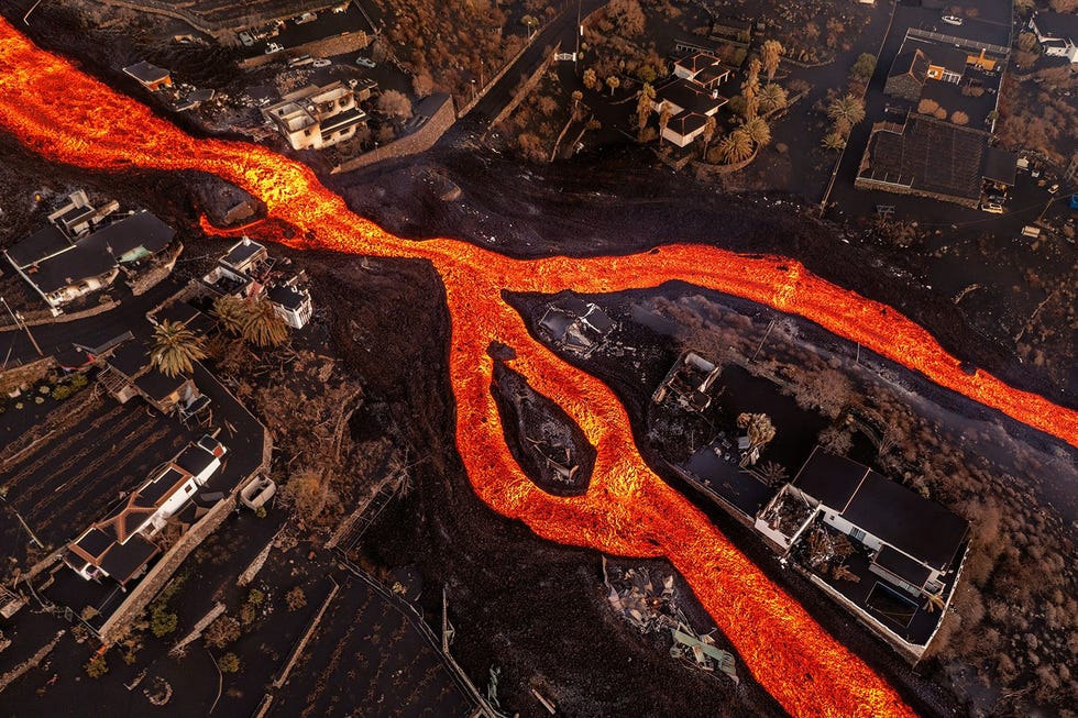 Maandenlang baanden nietsontziende lavastromen zich een weg van de krater naar zee zon 55 kilometer Veel van de huizen winkels kerken akkers en scholen in dit gebied zijn nu onder steen bedolven