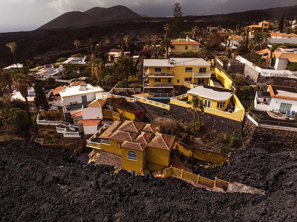 Dikke lagen lava verwoestten alles wat op hun pad kwam maar een paar groepjes huizen bleef gespaard Deze waren gebouwd op zogenaamde kpukas een Hawaaanse term voor terpen van oude lava die bestand zijn tegen nieuwe stromen