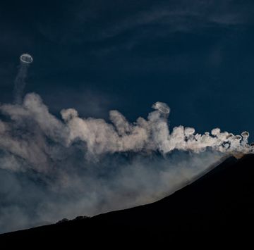 vulkanen rookcirkels ring van rook etna vulkaan