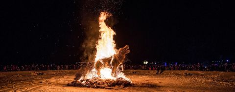 Iedere dag wordt er een nieuw sculptuur gebouwd om tegen het begin van de avond in brand te steken Enorme vlammen steken fel af tegen de donkere hemel een letterlijk hoogtepunt van het festival Meer weten over het Silver Skate Festival Lees verder op de website  Of lees verder over winterstad Edmonton