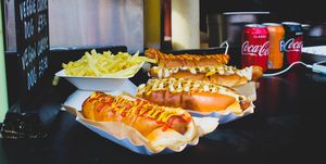 hotdogs mayonaise ketchup patat fastfood coca cola coca zero fanta snackbar