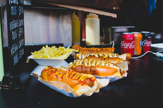 hotdogs mayonaise ketchup patat fastfood coca cola coca zero fanta snackbar