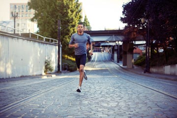 man hardlopen straat alleen