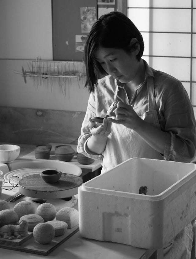 陶芸作家・和田由記子さん｜繊細なモチーフ、グレイッシュな色彩。甘く愛しいアラベスク