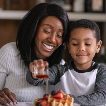 een jongen en zijn moeder eten samen wafels op moederdag