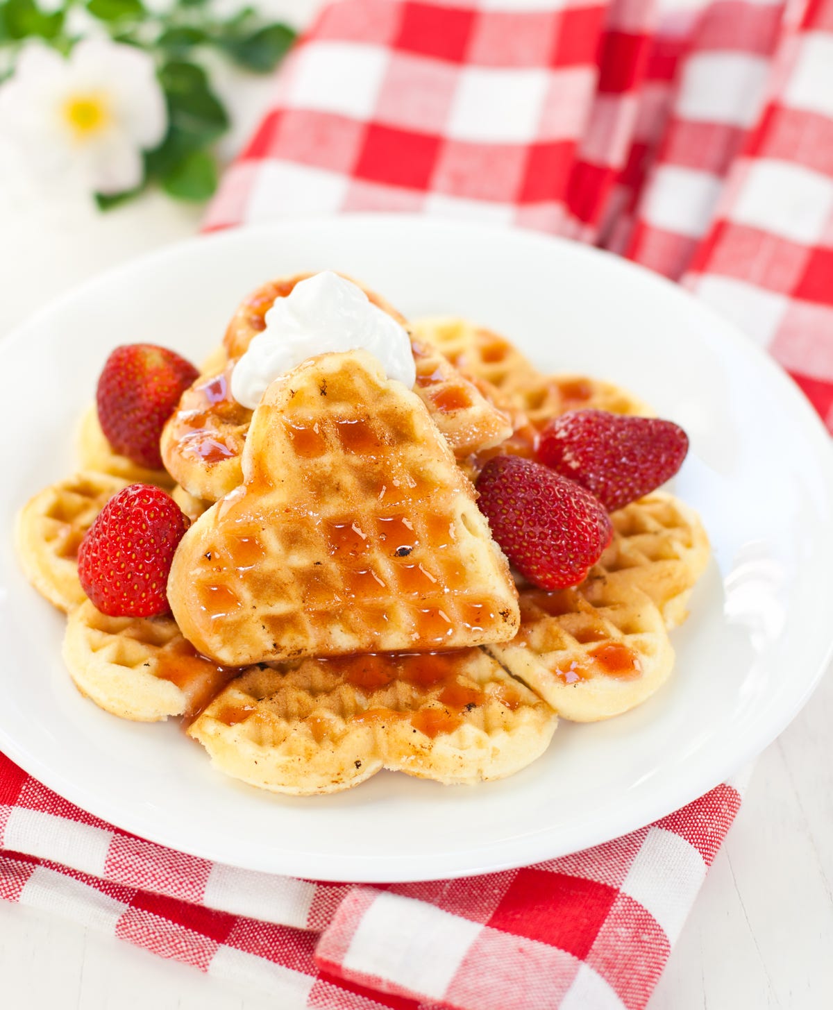 https://hips.hearstapps.com/hmg-prod/images/waffles-with-strawberries-royalty-free-image-175401549-1546445594.jpg?crop=1.00xw:0.415xh;0,0.274xh&resize=1200:*