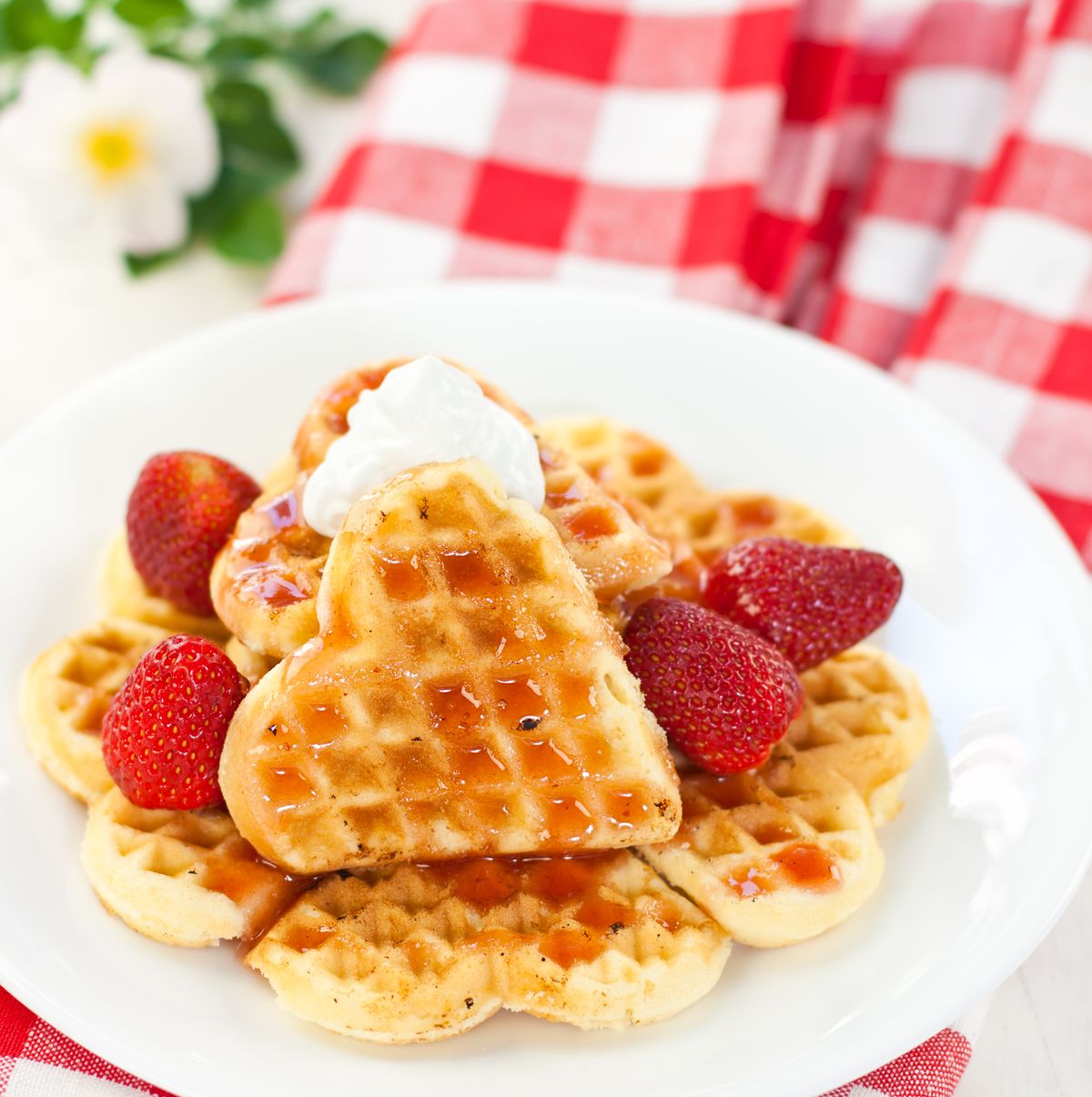 https://hips.hearstapps.com/hmg-prod/images/waffles-with-strawberries-royalty-free-image-175401549-1546445594.jpg?crop=1.00xw:0.828xh;0,0&resize=1200:*