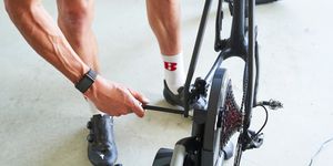 how does a bike trainer work