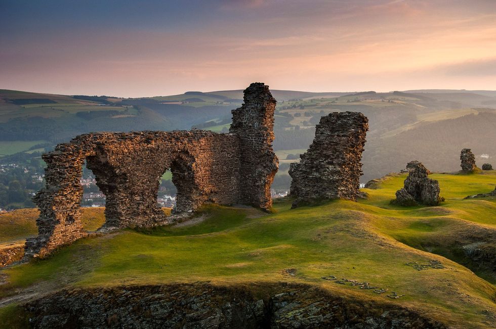 De runes van de middeleeuwse burcht Castell Dinas Bran torenen uit boven de vallei van de Dee en het levendige stadje Llangollen De woeste en onheilspellende rotsformatie was de ideale plek voor een kasteel en de Welshe prinses die de burcht liet bouwen woonde er enkele decennia