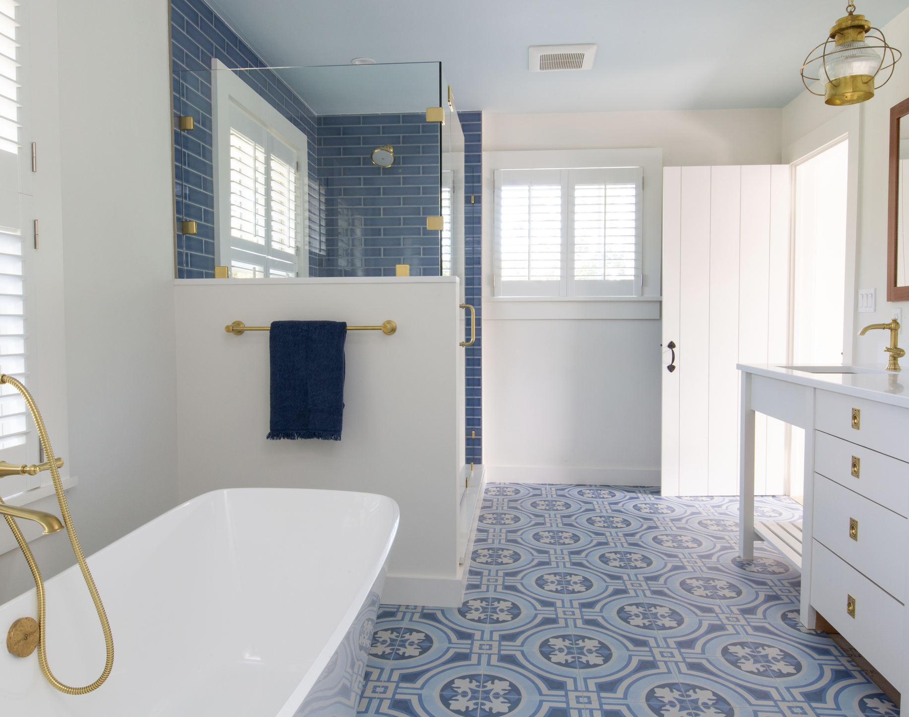 https://hips.hearstapps.com/hmg-prod/images/walk-in-shower-ideas-blue-tile-643ac7567532e.png