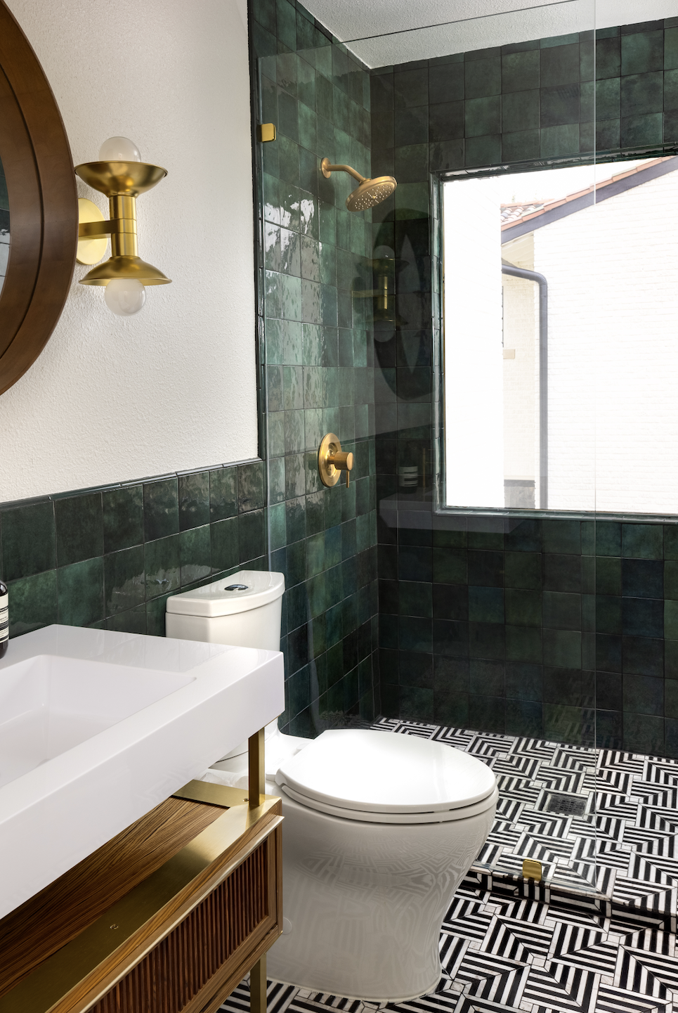 https://hips.hearstapps.com/hmg-prod/images/walk-in-shower-ideas-emerald-green-block-tile-6439bf1c81744.png?crop=0.611xw:1.00xh;0.389xw,0&resize=980:*