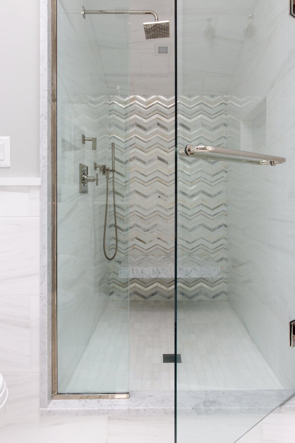 https://hips.hearstapps.com/hmg-prod/images/walk-in-shower-ideas-metallic-chevron-feature-wall-643ac75517733.png?crop=0.9863588667366212xw:1xh;center,top&resize=980:*