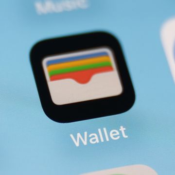 apple wallet app on iphone screen