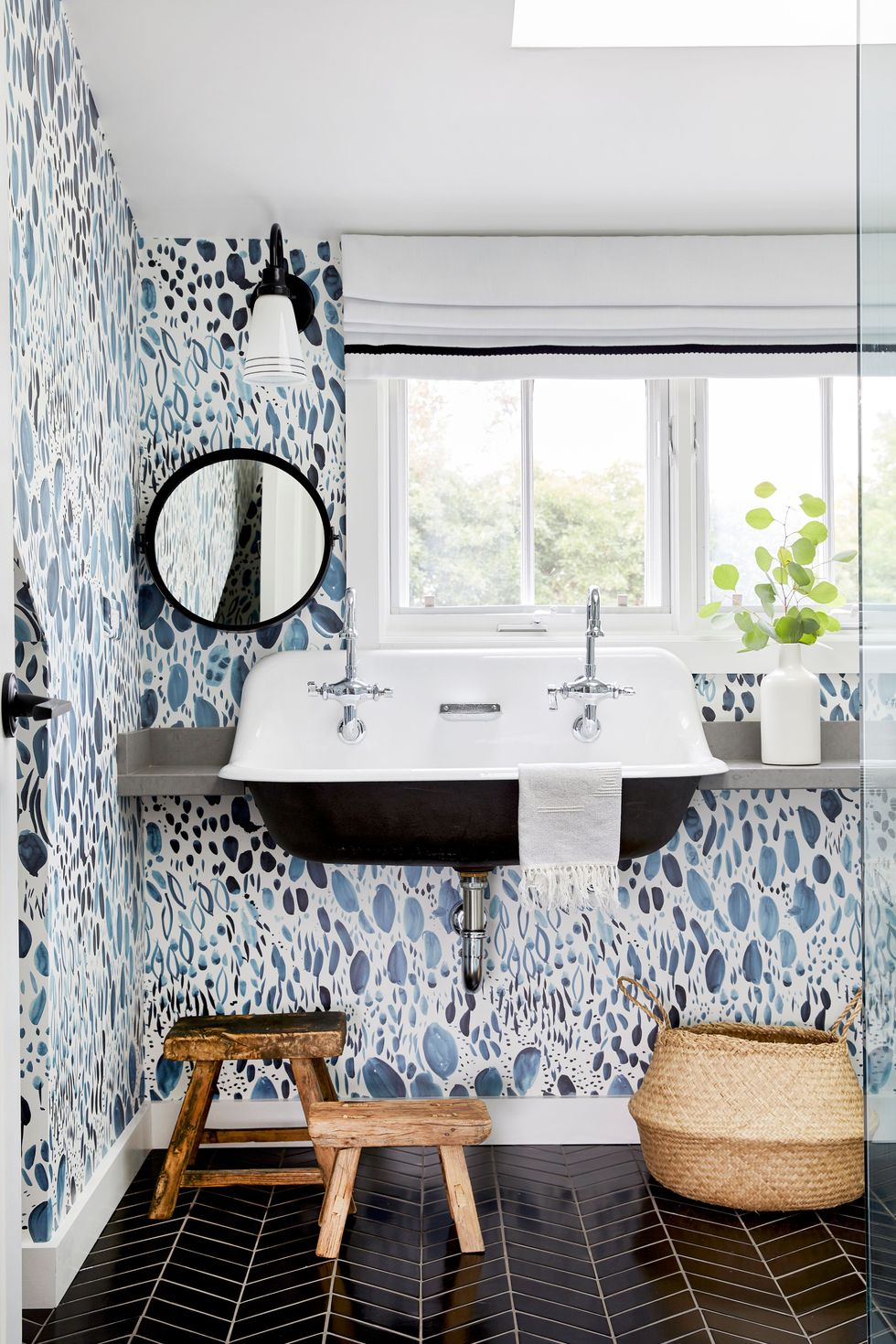 16 Wallpaper Trends for 2023: Bathroom, Bedroom and Living Room