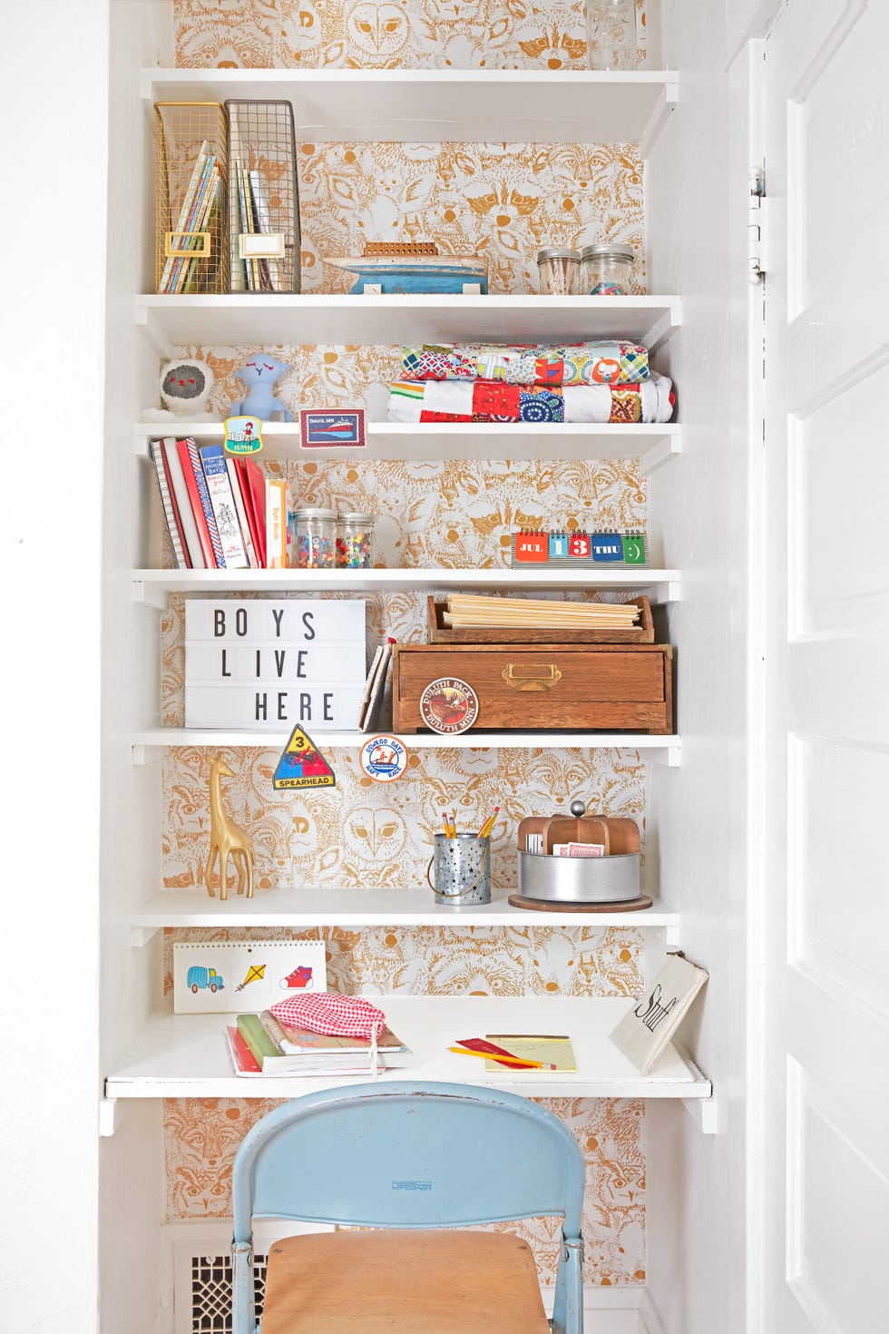 kids' bookshelves with wallpaper