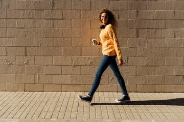 vrouw wandelt in de zon