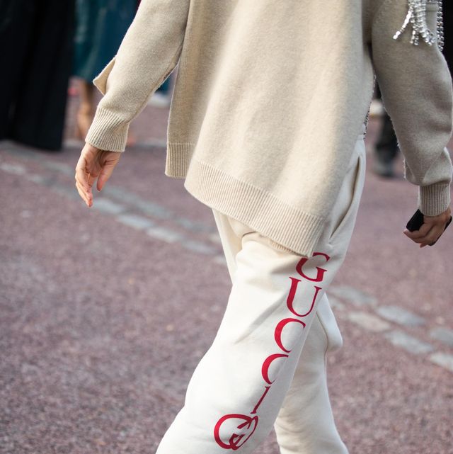 streetstyle van iemand in een gucci joggingbroek tijdens fashion week