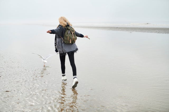 vrouw aan het wandelen op het wad