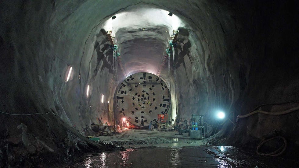 De tunnel die ligt op 2300 meter diepte in de berg ligt is tot stand gekomen met een 410 meter lange boormachine