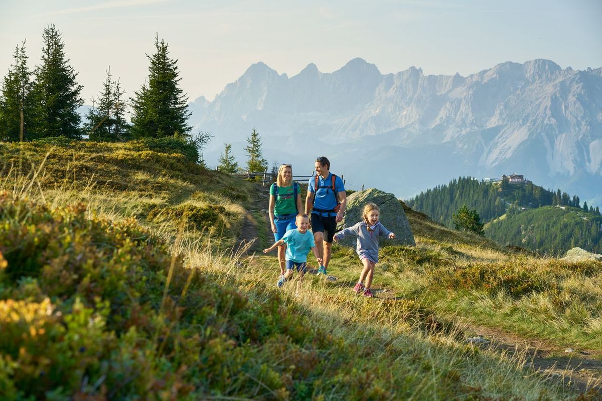Wandeltocht met het gezin in de regio SchladmingDachstein met de Dachstein op de achtergrond