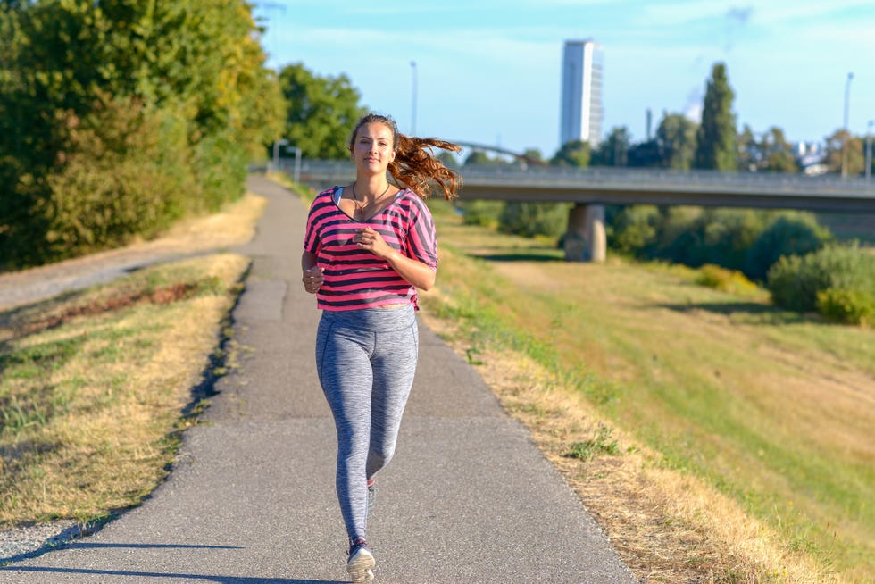 wanneer kan je weer hardlopen na de bevalling deze vrouw loopt hard na haar bevalling of keizersnede