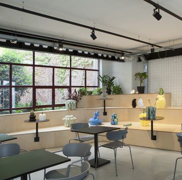 fuorisalone 2024 la mostra discolure design studios unveiled presso wao pl7, stanza con sedie e tavoli arredati con diversi articoli di design colorati e piante