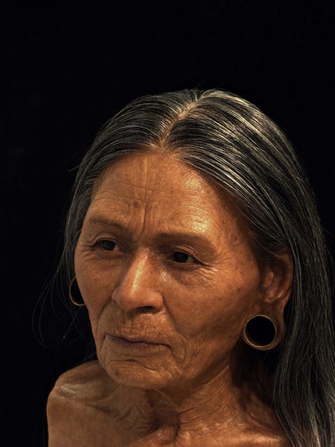 Deze reconstructie van de Koningin van Huarmey is gebaseerd op haar 1200 jaar oude stoffelijke resten die in Peru werden gevonden Specialist Oscar Nilsson had 220 uur nodig om deze vorstin een gezicht te geven