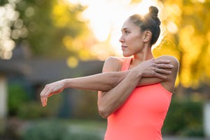 vrouw doet een korte warming up voor het hardlopen