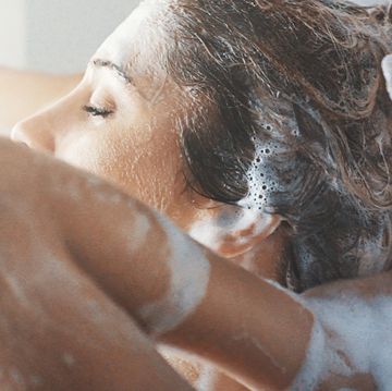 mujer lavandose el pelo en la ducha